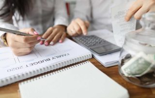 Couple shops for cheap car insurance companies while making family budget
