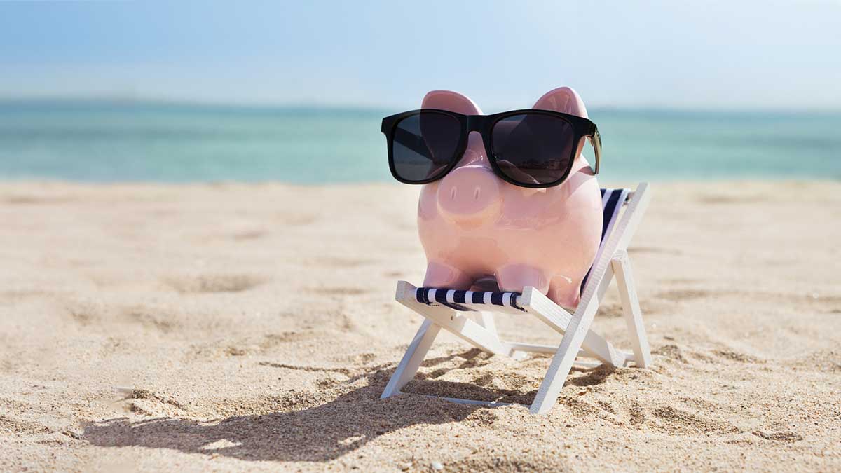 Piggy bank on the beach - 4 types of popular retirement plans