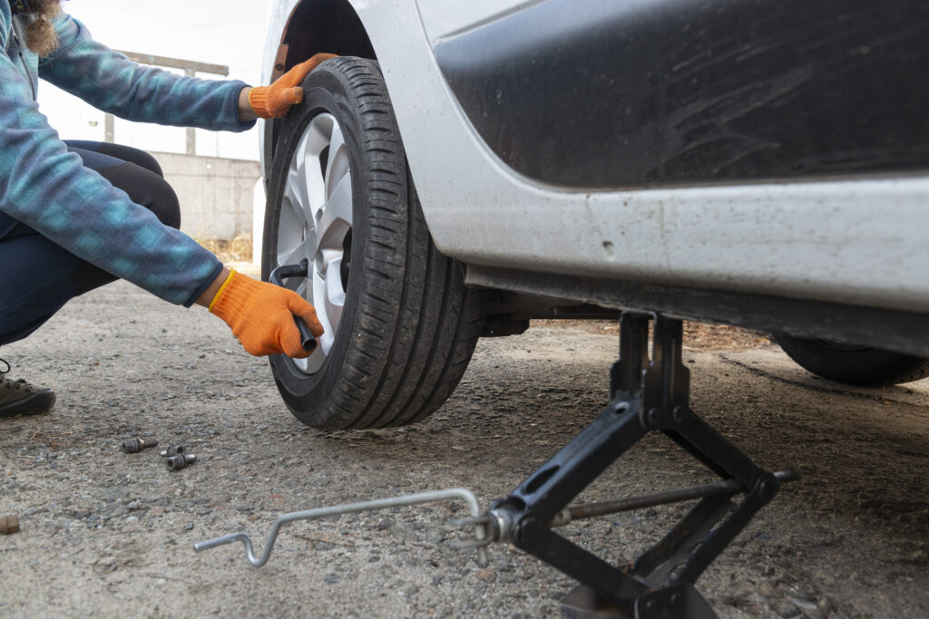 Replacing flat tire / mounting new tire 