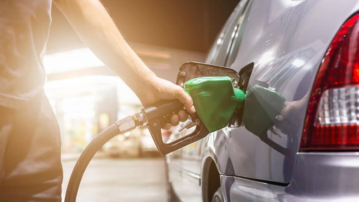 Filling up vehicle with gasoline / car manufacturers with the highest overall fuel economy in 2023