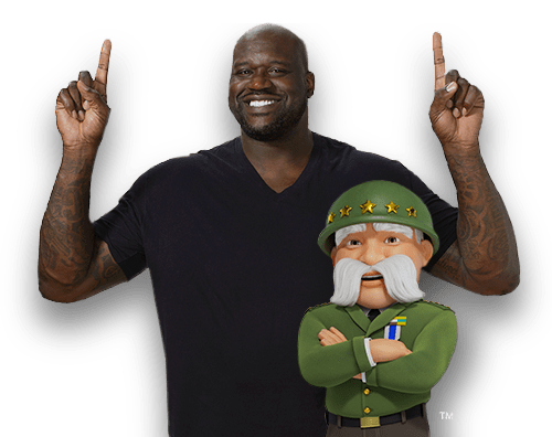 Foto de Shaq usando una camiseta negra con los brazos cruzados y en postura de pie junto al personaje animado de The General Insurance